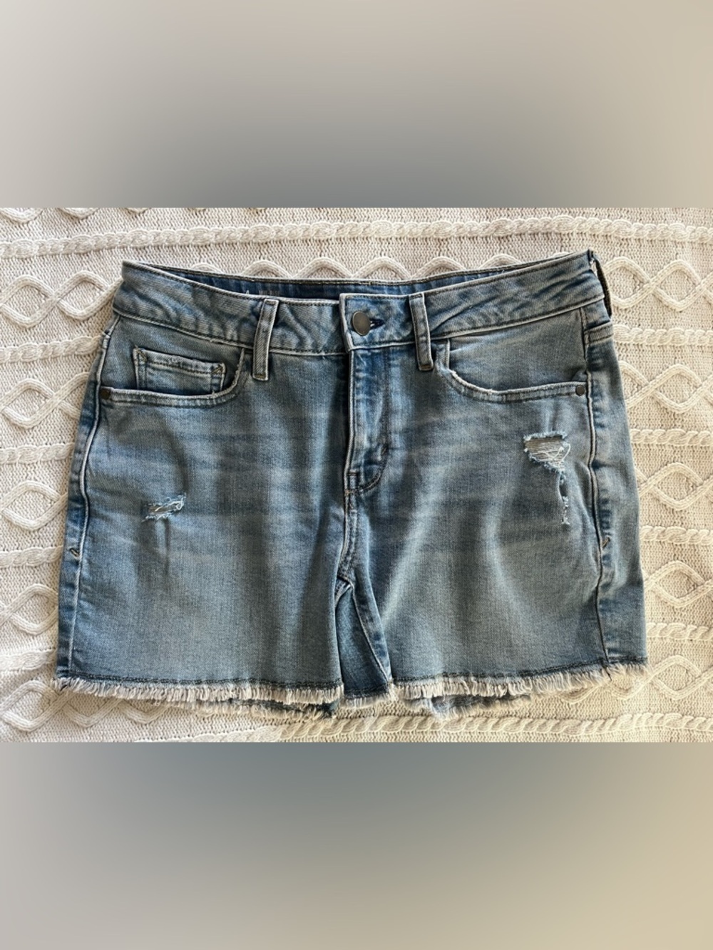 A.n.a. Lighter Wash Distressed Denim Mid-Rise Cutoff Shorts Women’s Size 4 - Picture 1 of 10